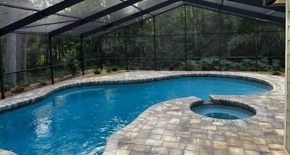 Gator Pool and Hot Tub House -1.5 miles to Stadium
