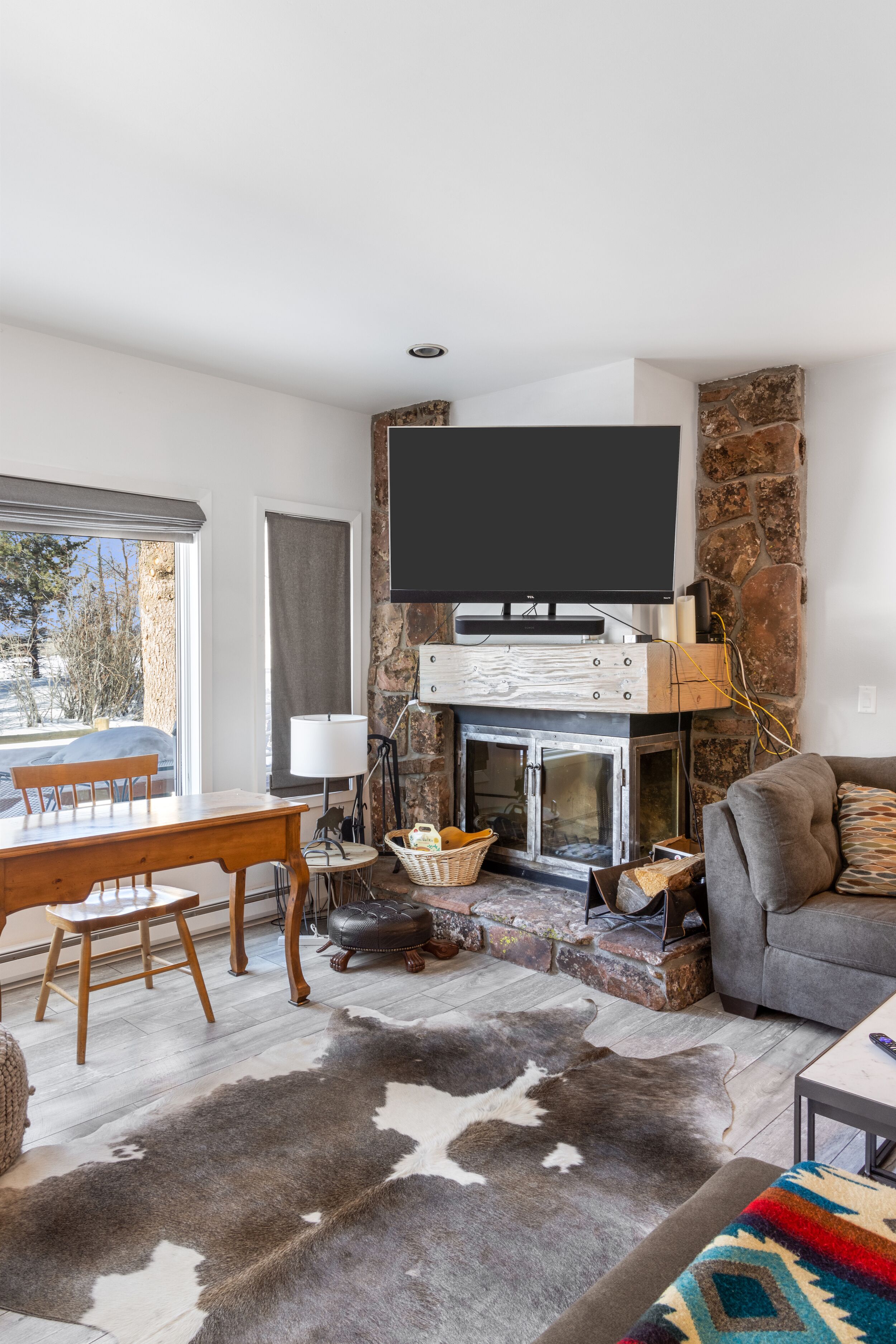 Smart TV, fireplace