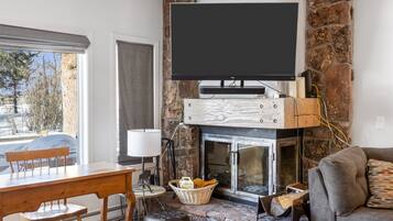 Smart TV, fireplace
