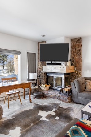 Smart TV, fireplace