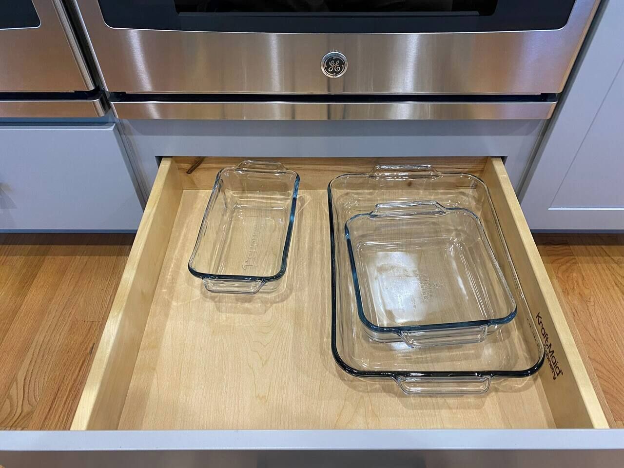 Un tiroir de cuisine contenant deux plats à four en verre.