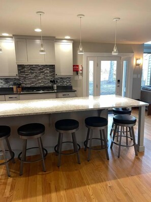 ثلاجة، ميكروويف، فرن، موقد طهي مسطح