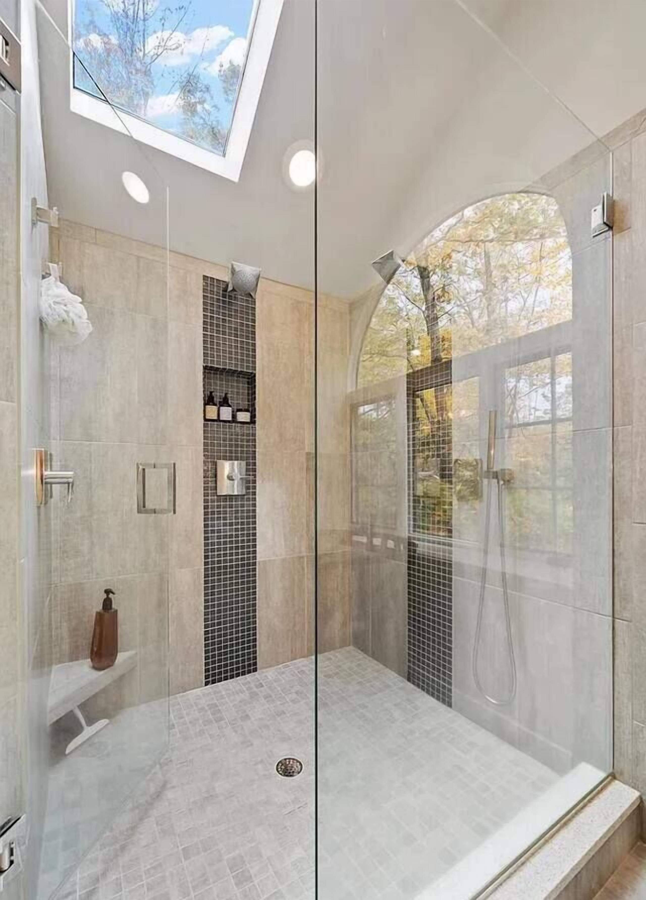 Douche, séchoir à cheveux, serviettes fournies