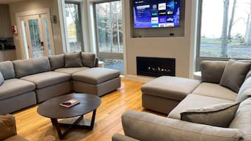 Smart TV, chimenea, tenis de mesa y libros