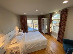 4 habitaciones, escritorio y tabla de planchar con plancha 