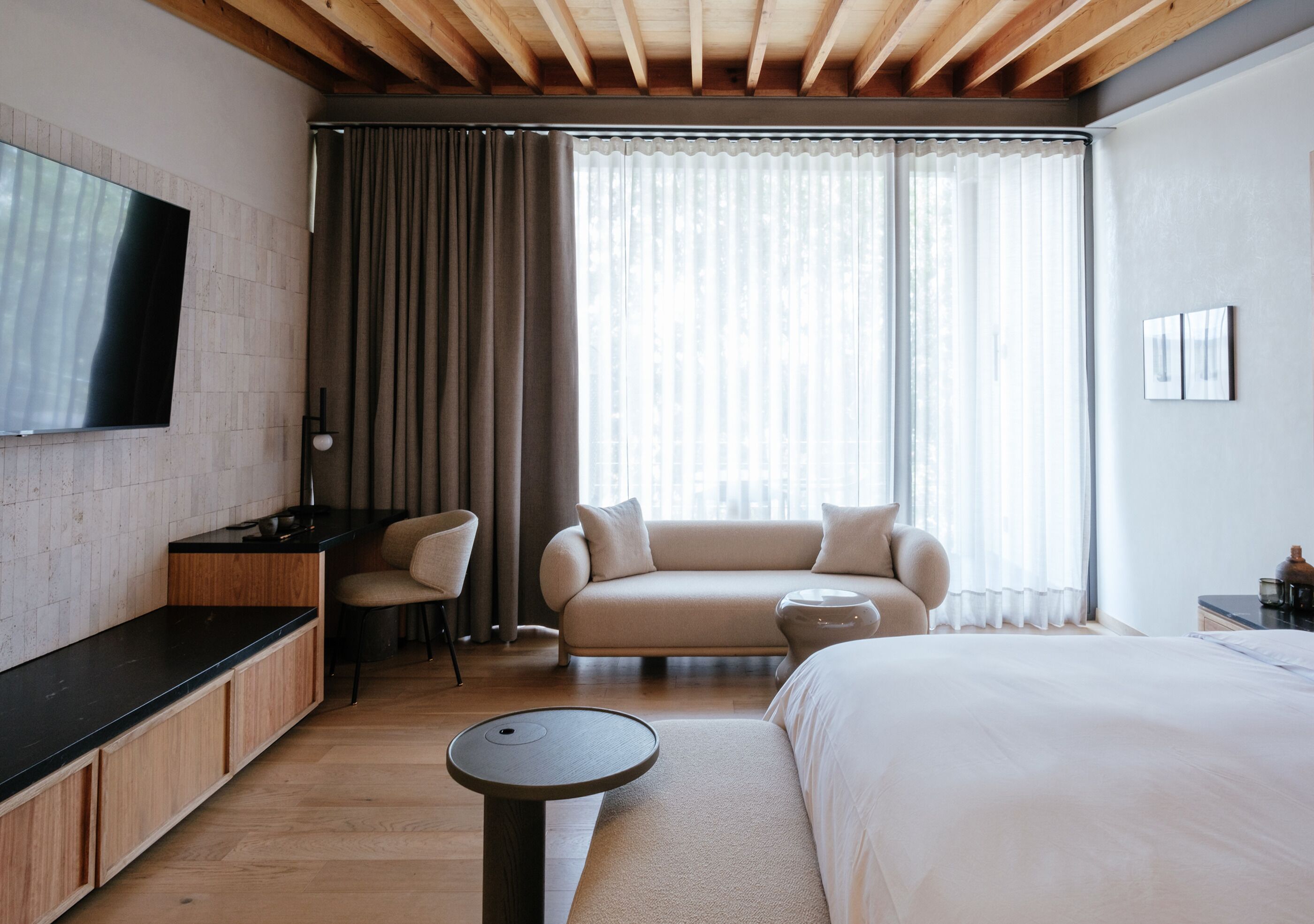 Premium Studio Suite | Living area | Smart TV, offices