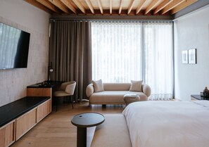 尊荣开间套房 | 起居区 | 智能电视、办公室