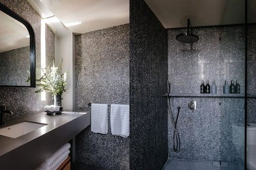 Premium Studio Suite | Bathroom | Shower, rainfall showerhead, designer toiletries, towels