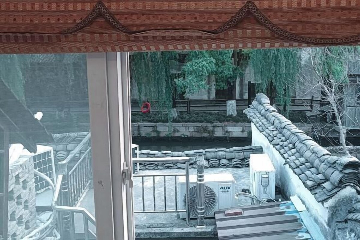 Une pièce de style japonais traditionnel, avec des tatamis, un paravent en papier de riz (shoji) et une petite table en bois.