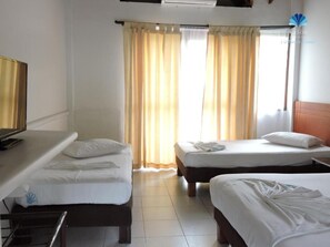 Chambre quadruple, vue sur le jardin | Accès au Wi-Fi (inclus), literie fournie