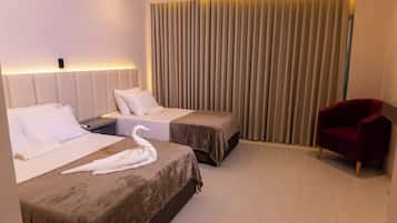 Quarto triplo luxo, vista para a piscina | Wi-Fi de cortesia, roupa de cama