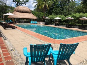 Piscine extérieure, parasols de plage, chaises longues