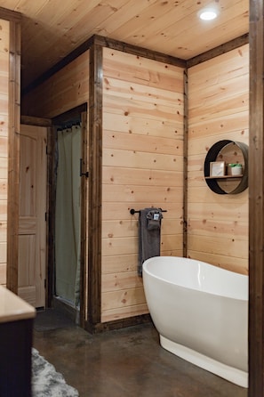 Shower, hair dryer, towels, toilet paper - The Secluded Reset Button Cabin (Broken Bow)
