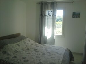 2 bedrooms, iron/ironing board, WiFi, bed sheets - Gite 60m2 LES LAVANDES (Pierrevert)
