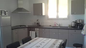 Een koelkast, een microgolfoven, een oven, een kookplaat