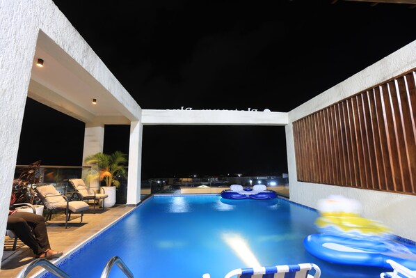 حمّام سباحة خارجي