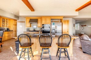 Fridge, microwave, oven, stovetop - Starry Night with amazing oceanfront 180 views (Lincoln City)