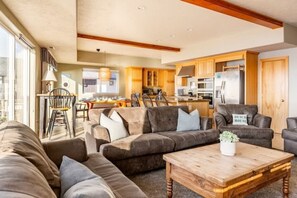 Smart TV, caminetto, lettore DVD, tavolo da ping pong