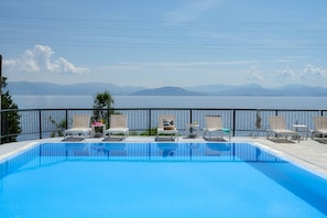 Außenpool (je nach Saison geöffnet), Sonnenschirme, Liegestühle