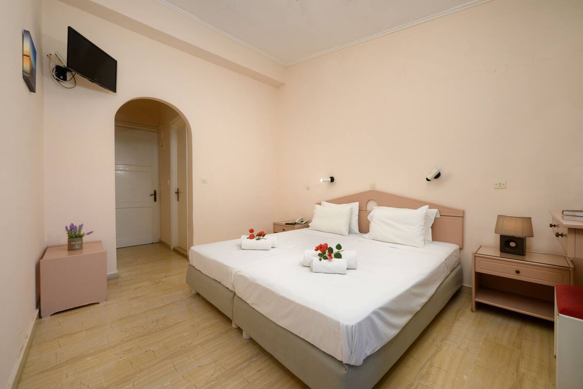 Camera Comfort con letto matrimoniale o 2 letti singoli, 2 letti singoli, vista mare | Una scrivania, culla da viaggio, Wi-Fi gratuito, lenzuola