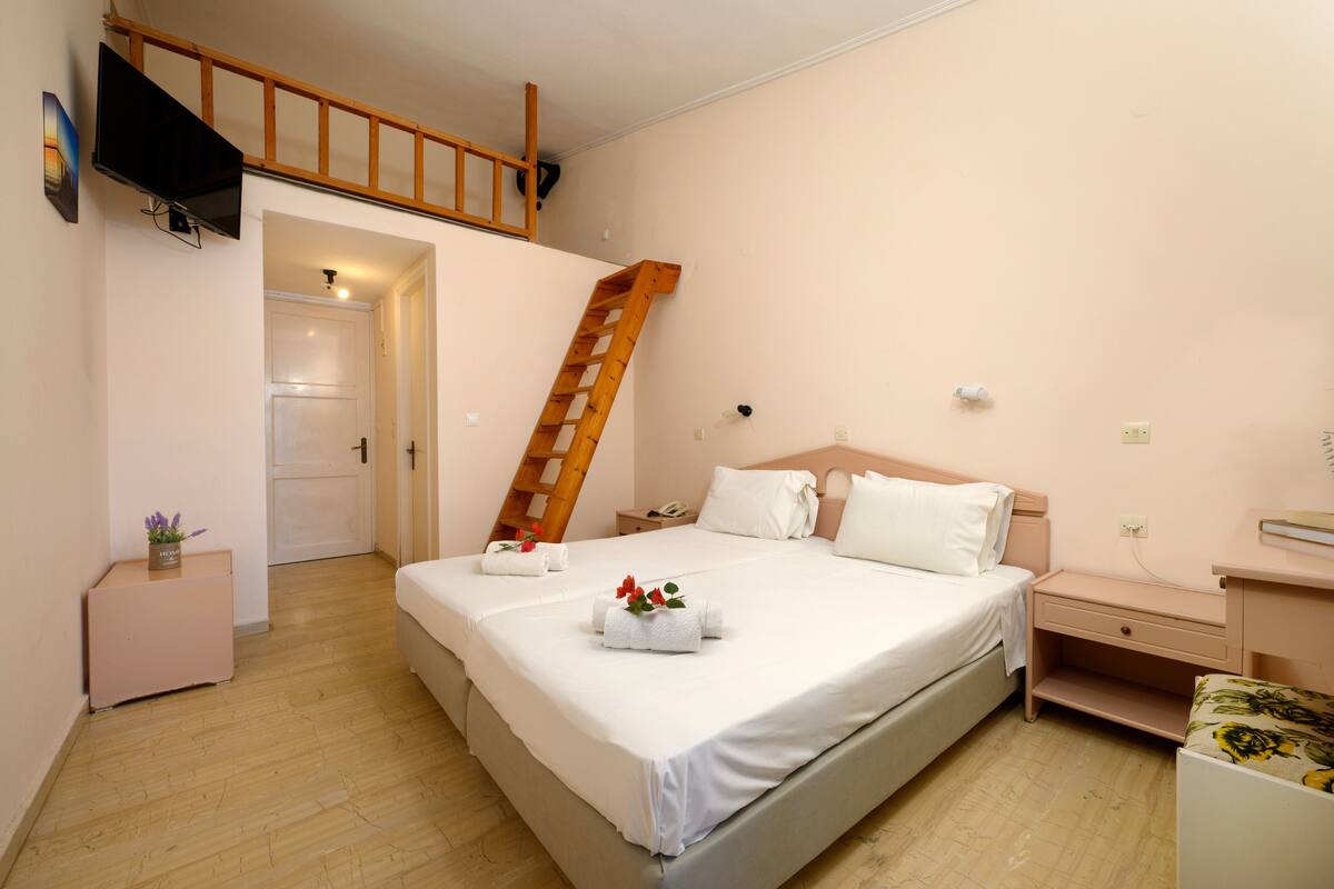 Quadrupla Comfort, vista mare | Una scrivania, culla da viaggio, Wi-Fi gratuito, lenzuola