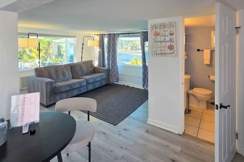 Standard Studio Suite, 1 King Bed with Sofa bed | Free WiFi, bed sheets