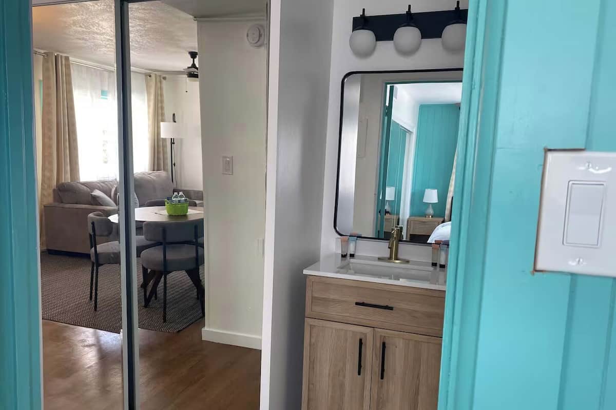 Premium Suite, 1 Queen Bed with Sofa bed | 1 bedroom, free WiFi, bed sheets