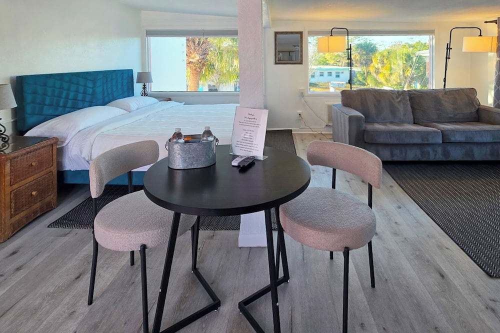 Oasis Palms