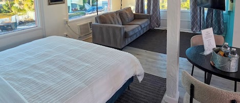 Standard Studio Suite, 1 King Bed with Sofa bed | Free WiFi, bed sheets