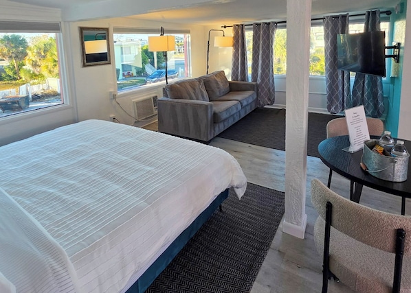 Standard Studio Suite, 1 King Bed with Sofa bed | Free WiFi, bed sheets