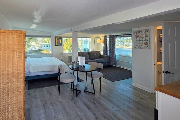 Standard Studio Suite, 1 King Bed with Sofa bed | Free WiFi, bed sheets
