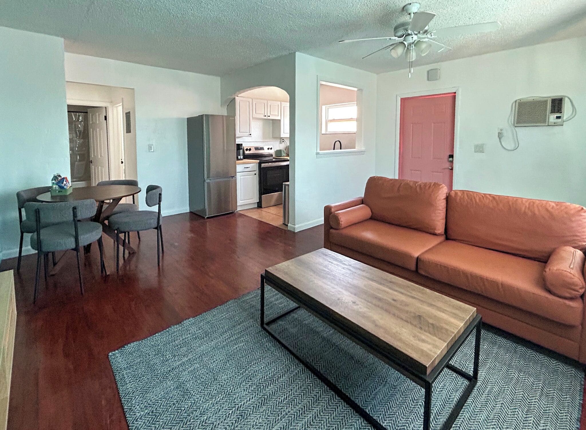 Svit Standard - 1 kingsize-säng med bäddsoffa | Gratis wi-fi och sängkläder