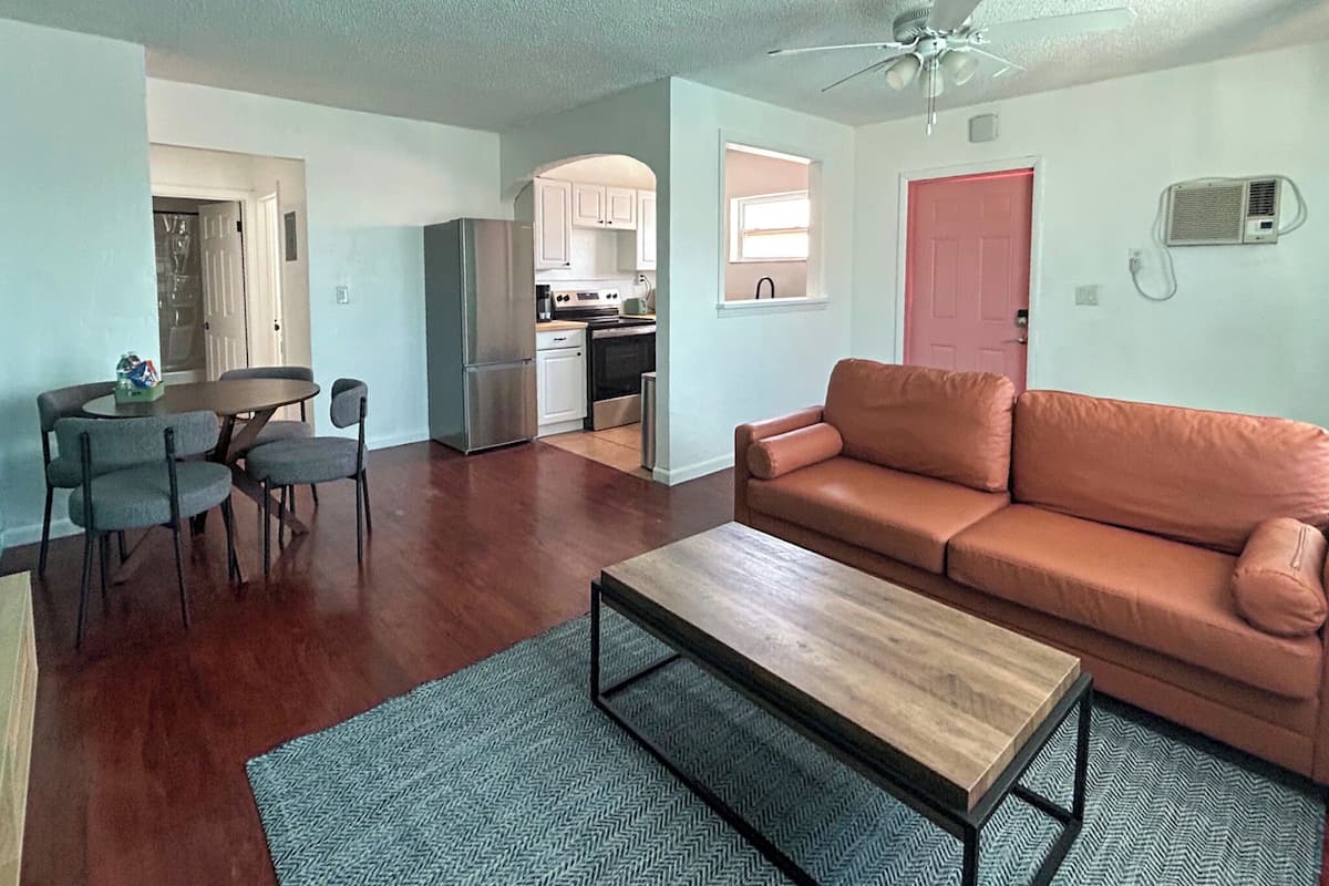 Svit Standard - 1 kingsize-säng med bäddsoffa | Gratis wi-fi och sängkläder