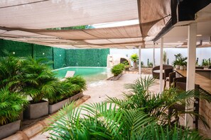 Una piscina cubierta, una piscina al aire libre