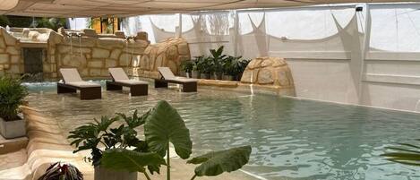 Piscine couverte, piscine extérieure