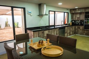 Micro-ondes, four, lave-vaisselle, cafetière/bouilloire