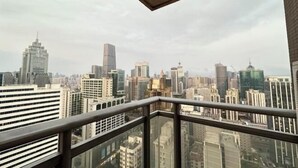 A cityscape view from a high-rise building with a glass balcony. - Shenzhen Yage Apartment (Luohu Control Point) (Shenzhen)