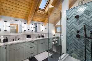 Dusche, Haartrockner, Handtücher, Seife