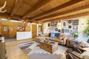 Smart TV, chimenea, tenis de mesa y libros 