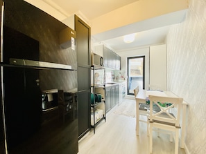 Departamento ejecutivo | Cocina privada | Refrigerador con congelador, microondas, horno y cafetera y tetera