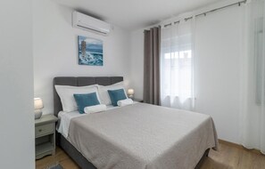 2 habitaciones, tabla de planchar con plancha y cuna de viaje