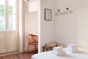 1 bedroom, iron/ironing board, internet, bed sheets - VIVA Alameda Suites - w/ balcony (Porto)