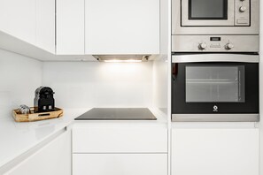 冷蔵庫、電子レンジ、オーブン、コンロ