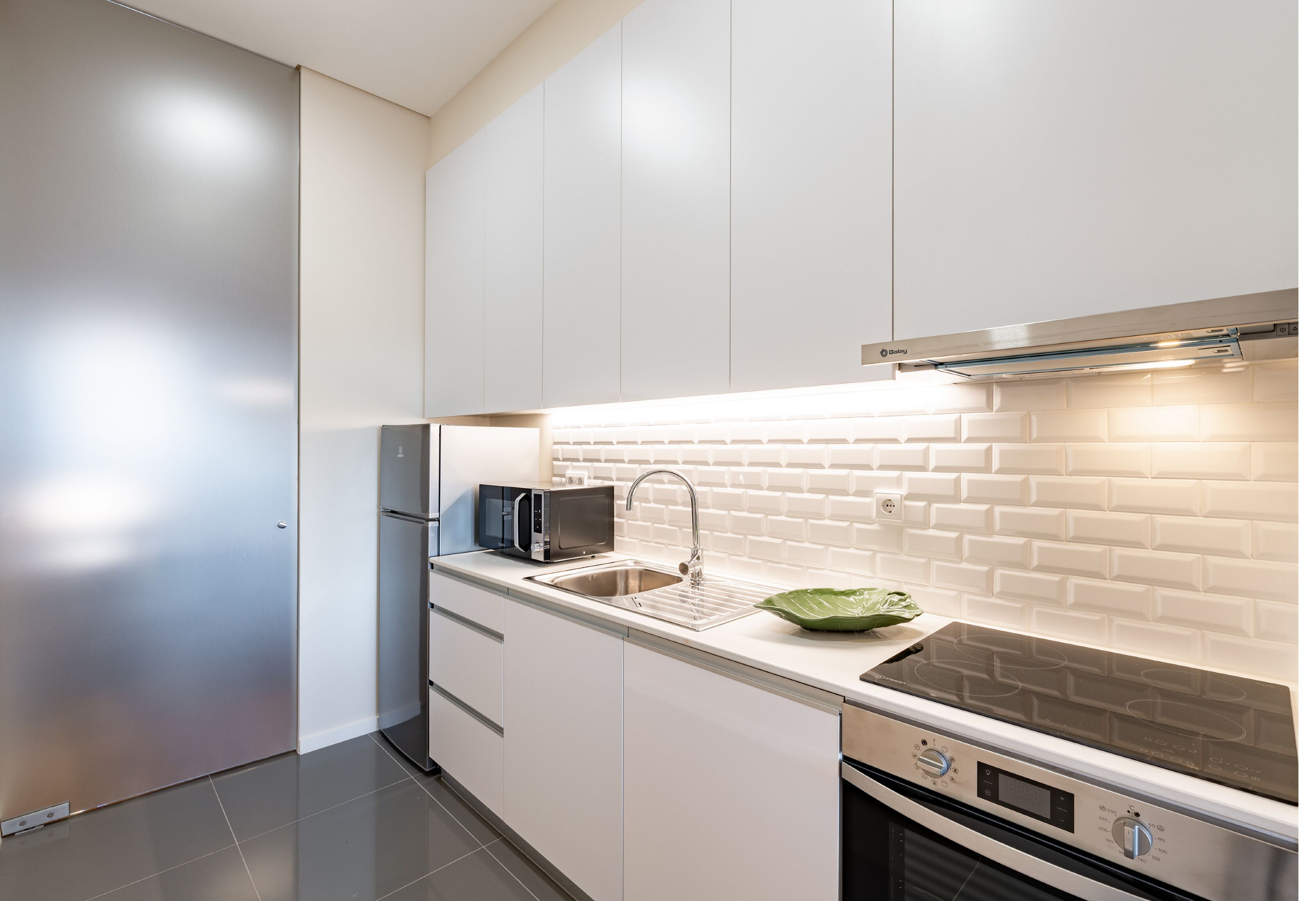 Frigorífico, microondas, horno y placa de cocina