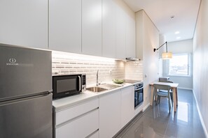 Kjøleskap, mikrobølgeovn, ovn og kokeplater