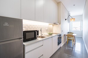 Fridge, microwave, oven, stovetop - VIVA SIZE Flat Batalha - Apartment 3 (Porto)