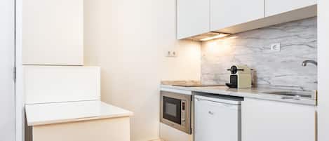 ثلاجة، ميكروويف، موقد طهي مسطح، ماكينة لصنع القهوة/الشاي