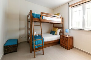 2 quartos, berço de viagem, acesso à internet, roupa de cama