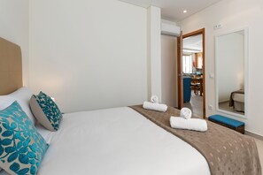 2 quartos, berço de viagem, acesso à internet, roupa de cama