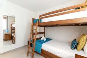 2 quartos, berço de viagem, acesso à internet, roupa de cama